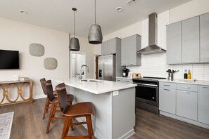 Køleskab, mikrobølgeovn, ovn, kogeplade