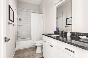 Douche, sèche-cheveux, serviettes fournies, shampoing