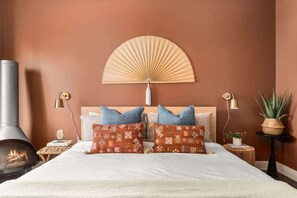 3 slaapkamers, een bureau, een strijkplank/strijkijzer, reisbedje