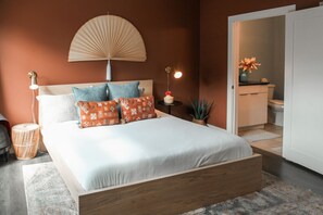3 habitaciones, escritorio y tabla de planchar con plancha