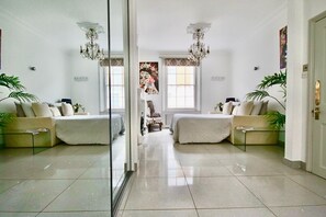 Escritorio, tabla de planchar con plancha, wifi gratis y ropa de cama 