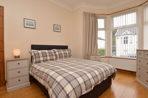 2 bedrooms, iron/ironing board, WiFi, bed sheets - Freeland Cottage, lovely cottage, coastal Dunoon, quiet location, (Dunoon)