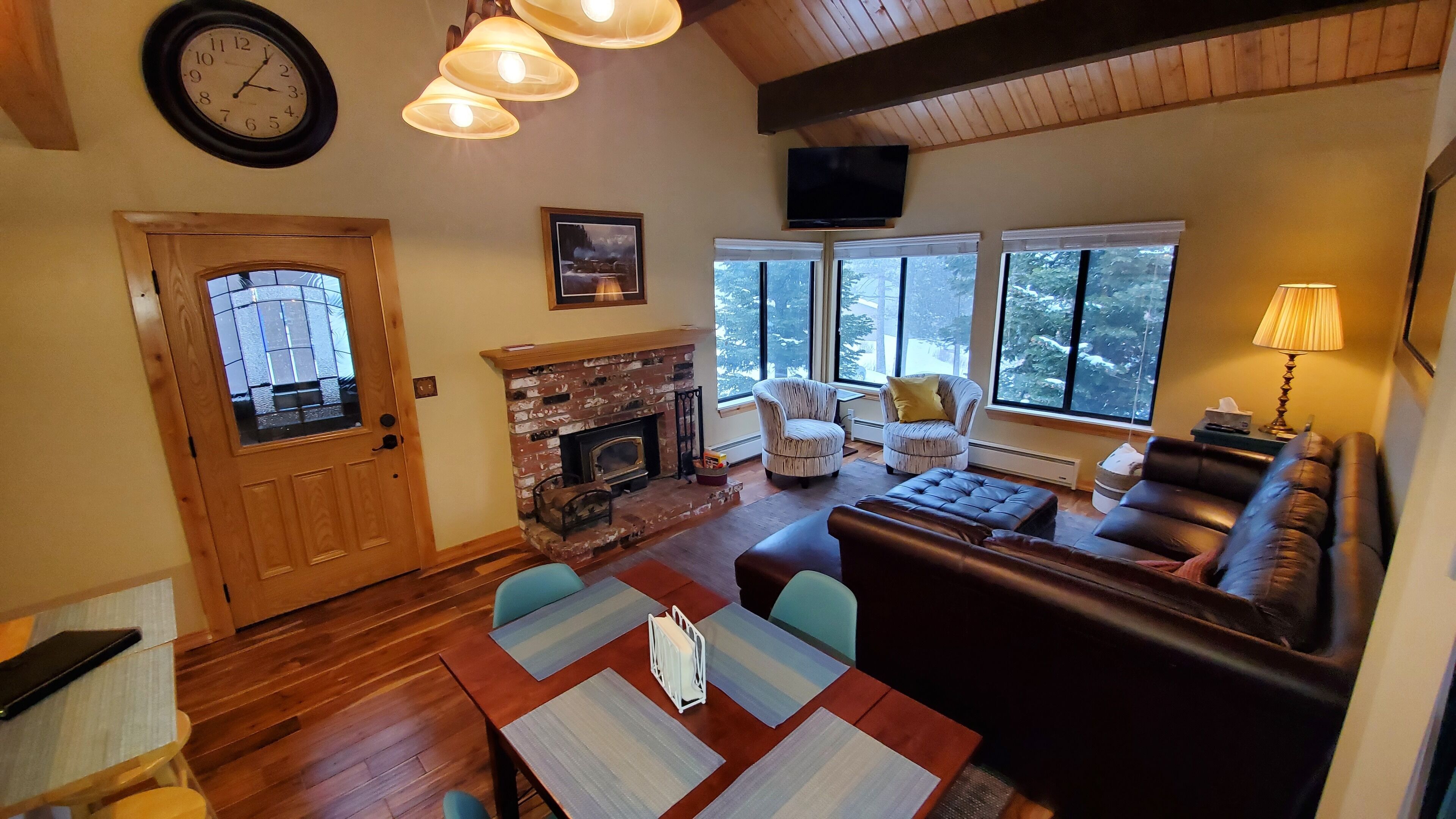 Minutes from Downtown Truckee! Biking, hiking, shopping, restaurants...