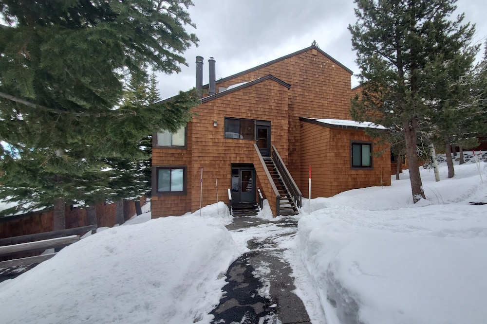 Minutes from Downtown Truckee! Biking, hiking, shopping, restaurants...