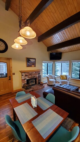 Minutes from Downtown Truckee! Biking, hiking, shopping, restaurants...