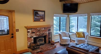 Minutes from Downtown Truckee! Biking, hiking, shopping, restaurants...