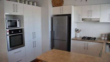 Jääkaappi, mikroaaltouuni, uuni, liesi