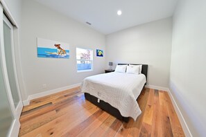 3 habitaciones, tabla de planchar con plancha y cuna de viaje 
