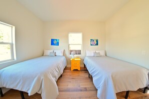 3 bedrooms, iron/ironing board, travel crib, free WiFi - Family Retreat in The Village - Yard & Patio (Arroyo Grande)