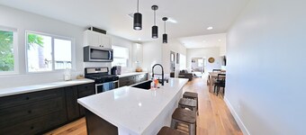 Family Retreat in The Village - Yard & Patio