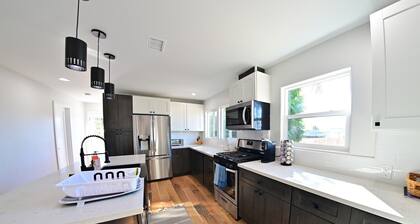 Family Retreat in The Village - Yard & Patio