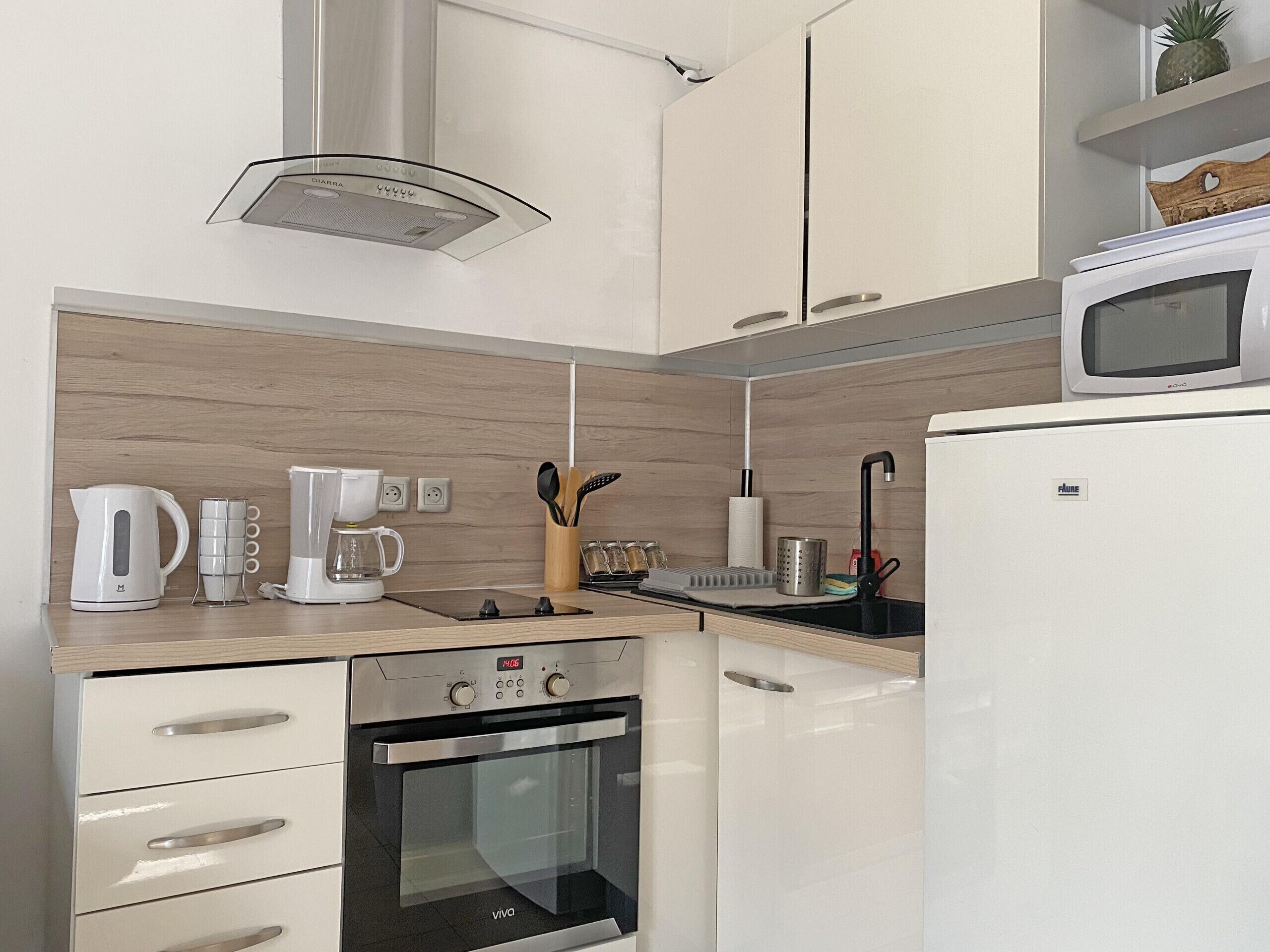 Réfrigérateur, micro-ondes, four, plaque de cuisson