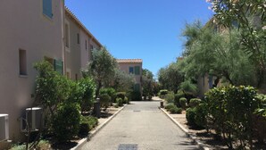 Une rue étroite bordée d’immeubles dotés de balcons et de climatiseurs.