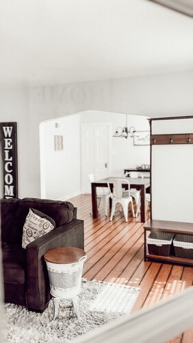 The Springfield: 2br - 1bth - 4 guests