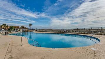 Een binnenzwembad, een verwarmd zwembad