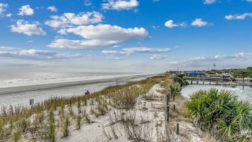 Ligstoelen aan het strand, strandlakens