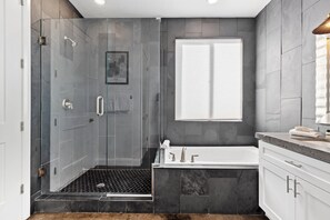 Dusche, Whirlpool, Haartrockner, Handtücher