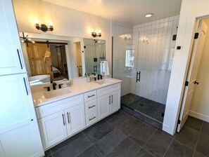 Combined shower/tub, hair dryer, shampoo