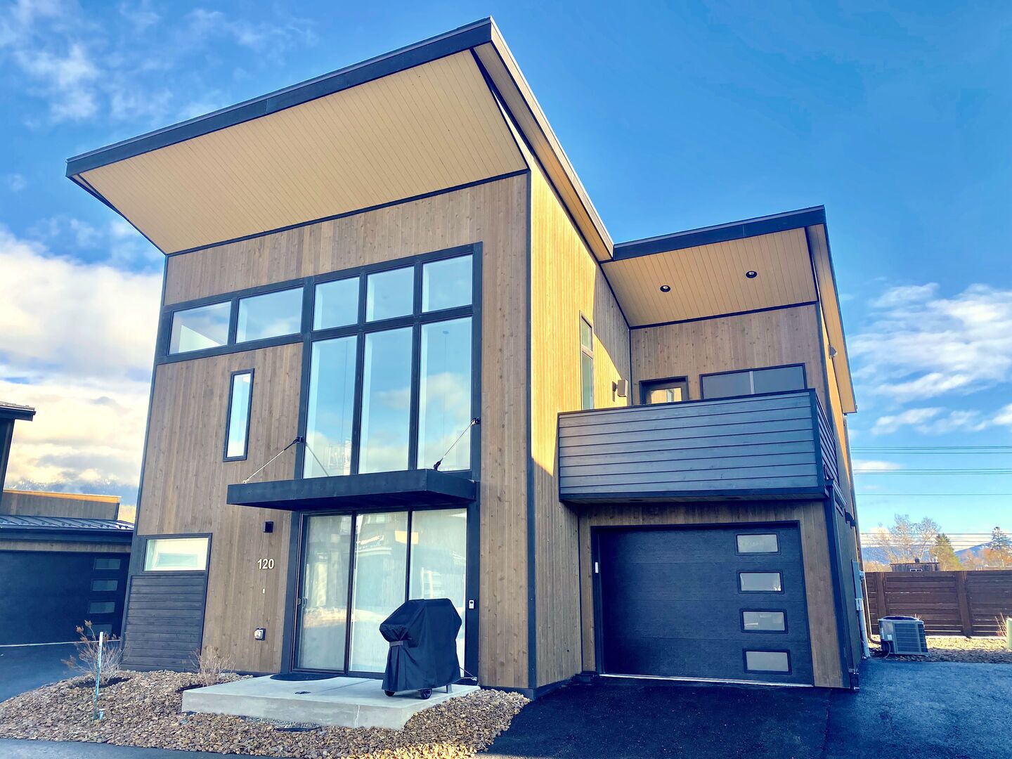 Lone Pine at the Quarry, Gym / Pool / Hot Tub, Sleeps 8, Walk to Downtown Whitefish!