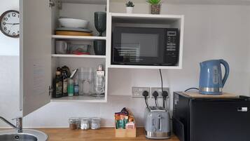 Réfrigérateur, micro-ondes, bouilloire électrique, grille-pain