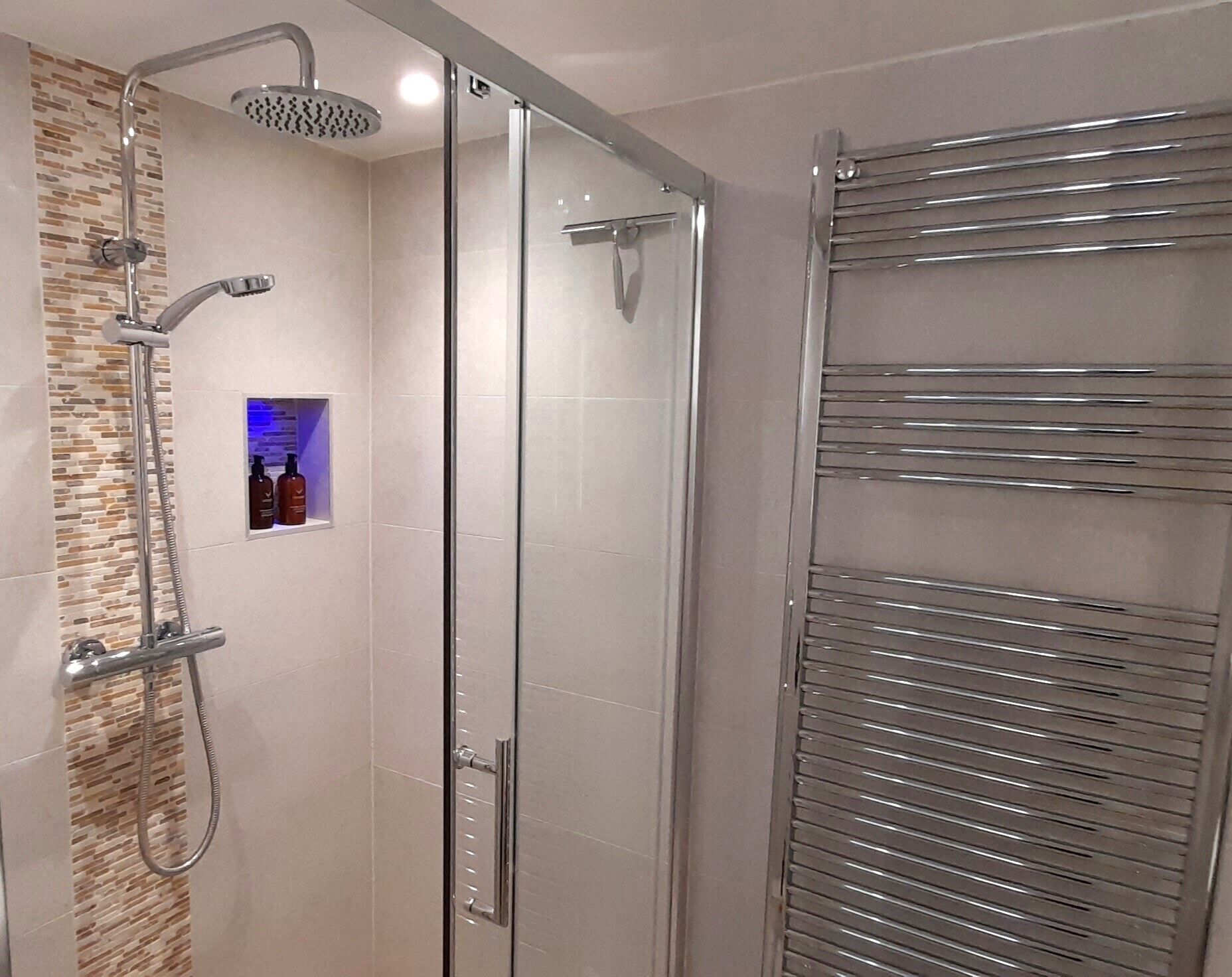 Douche, sèche-cheveux, serviettes fournies, savon