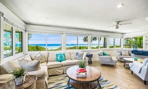 Villa, 3 habitaciones | Sala de estar | Televisión de 36 pulgadas con canales por cable 