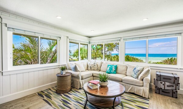 Villa, 3 habitaciones | Sala de estar | Televisión de 36 pulgadas con canales por cable 