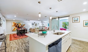 Villa, 3 habitaciones | Cocina privada | Refrigerador, microondas, tostadora y utensilios de cocina
