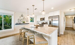 Villa, 3 habitaciones | Cocina privada | Refrigerador, microondas, tostadora y utensilios de cocina 