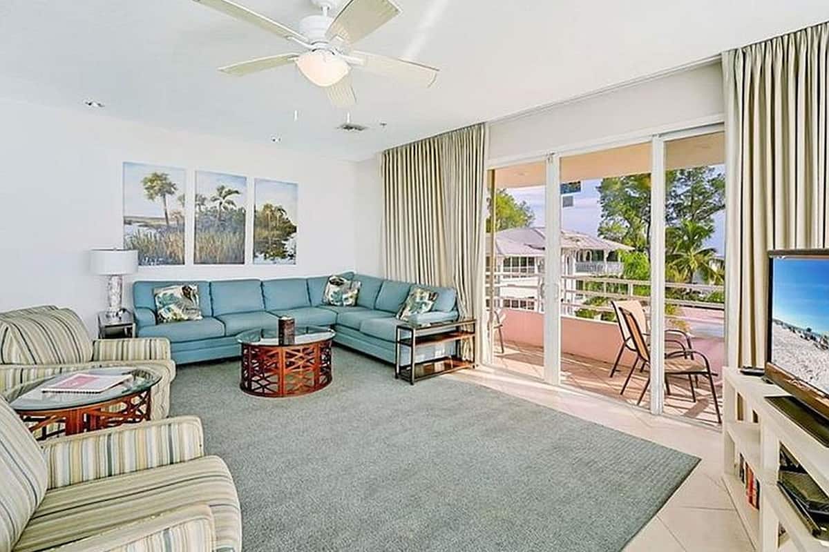 Condo, 2 Bedrooms | Living area