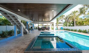 Outdoor spa tub - Daiquiri Deck by AMI Locals (Anna Maria)