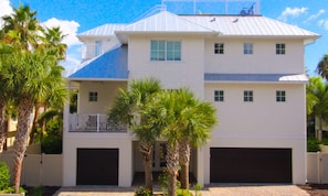 House, 6 Bedrooms | Exterior