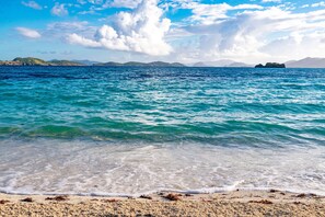 En la playa, camastros y toallas de playa 