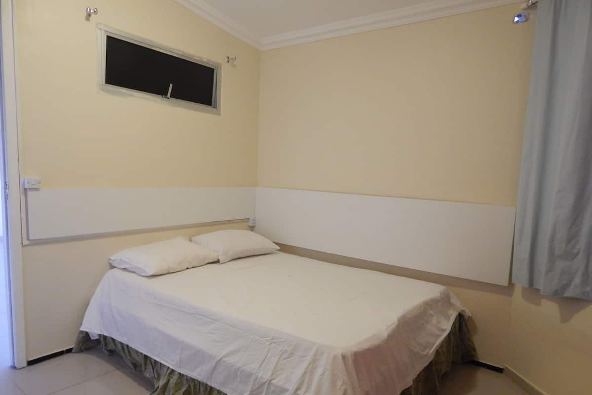 Hypo-allergenic bedding, iron/ironing board, free WiFi, bed sheets