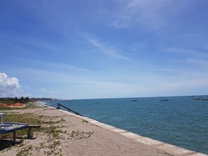 Platja a a prop i 20 bars a la platja 