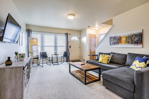 Bright and Spacious 2BR Townhouse!