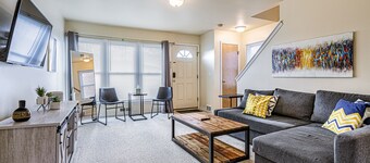 Bright and Spacious 2BR Townhouse!