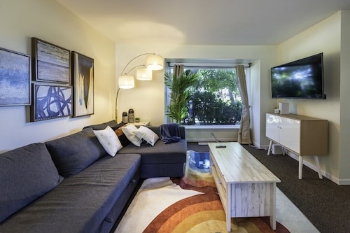 Homey 3BR/2.5BA Townhouse, Walk to Big House!