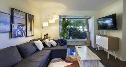 Homey 3BR/2.5BA Townhouse, Walk to Big House!