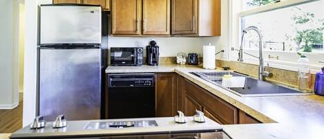 Réfrigérateur, four à micro-ondes, un four, surface de cuisson