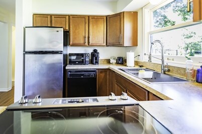 Homey 3BR/2.5BA Townhouse, Walk to Big House!