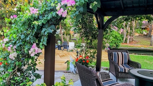 Fisherman Cottage Camp on Whitaker Bayou minutes from Sarasota Main St. downtown