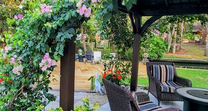 Fisherman Cottage Camp on Whitaker Bayou minutes from Sarasota Main St. downtown