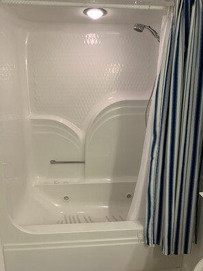 Combined shower/bathtub, jetted bath, hair dryer, towels