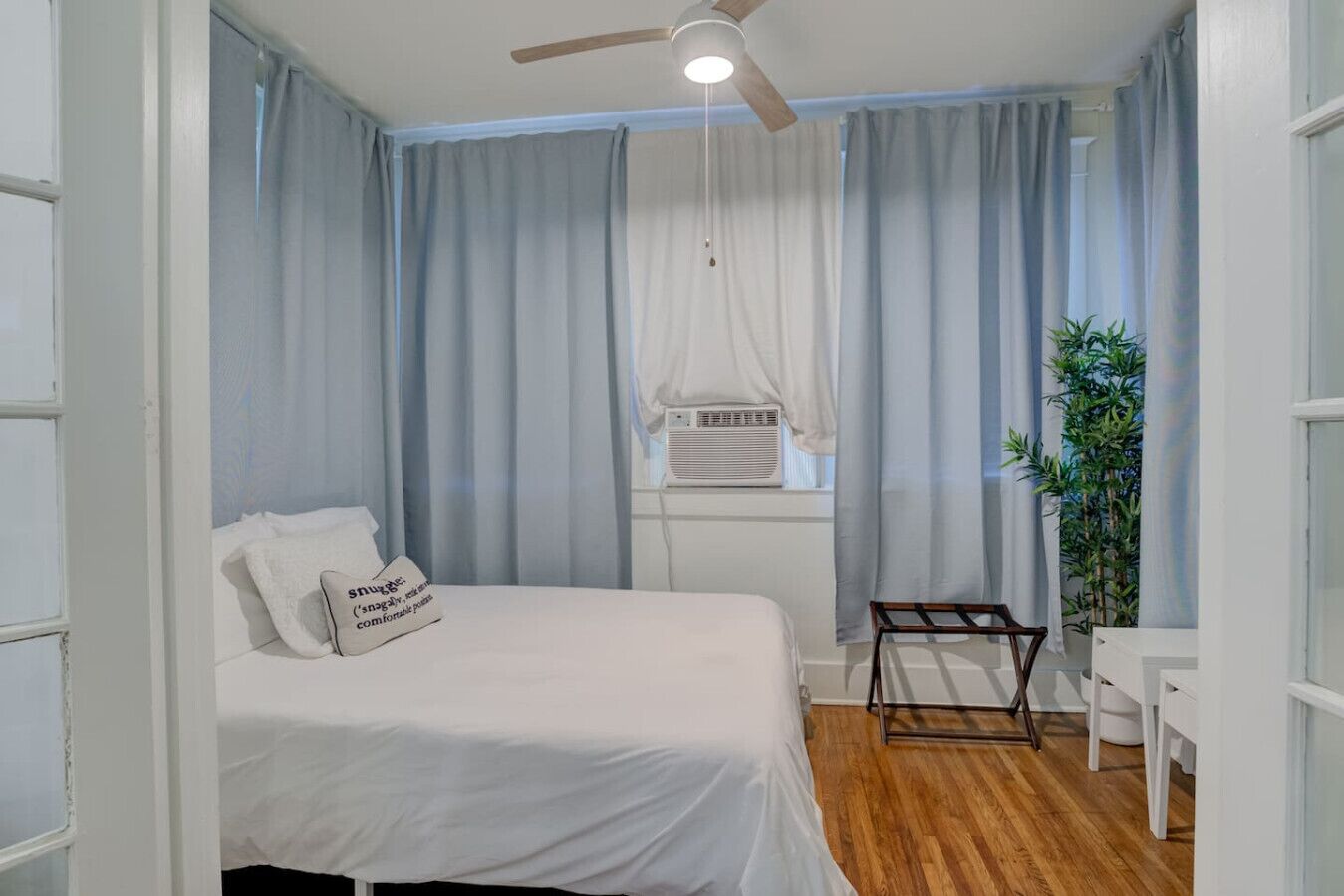 Bureau, fer et planche à repasser, Wi-Fi, draps fournis