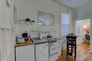 Microondas, cafetera y tetera, utensilios de cocina y comedor 