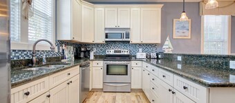 Spacious vacation home, close to beach. Great Location and Amazing views. 