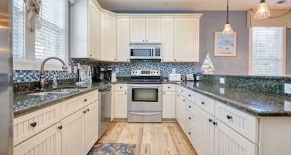 Spacious vacation home, close to beach. Great Location and Amazing views.