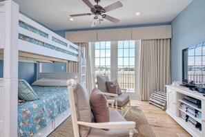 4 dormitoris, planxa i posts de planxar i un bressol de viatge