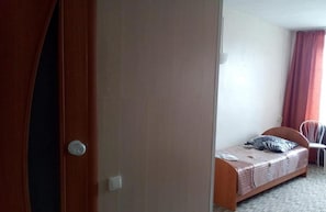 Desk, laptop workspace, free WiFi - MAXROOMS Zdvinsk Sibiria - Hostel (Zdvinskiy)